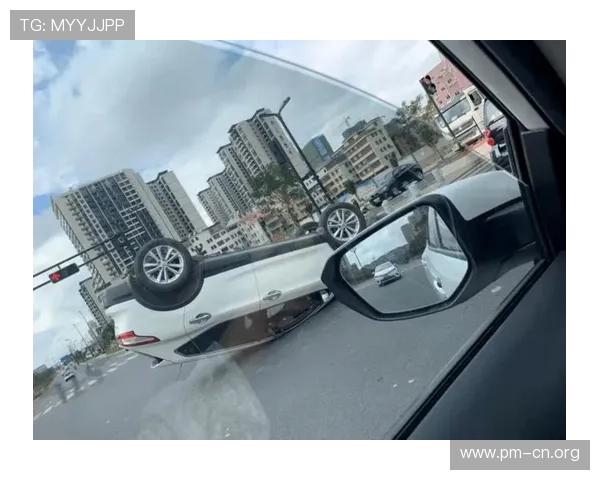 拐弯记得减速却被忽视骑手冲弯失控直接起飞惊险一幕现场监控还原全过程