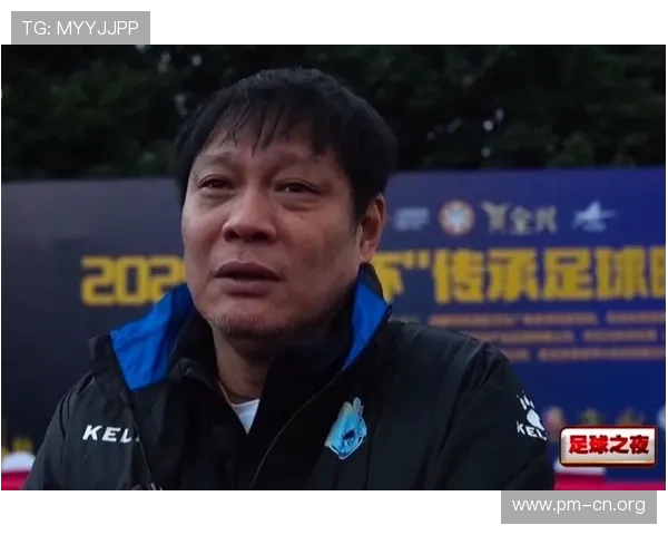 范志毅起身默唱国歌披国旗经典瞬间展现老国足深厚荣誉感与民族精神